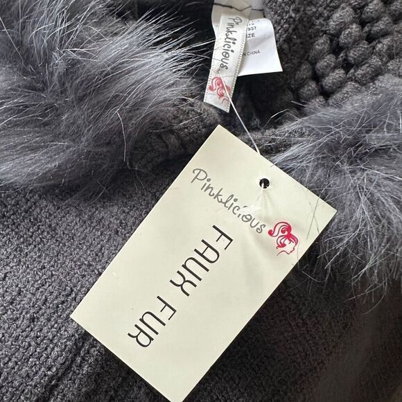 🆕 Faux Fur Trimmed Knit Poncho - Picture 6 of 7